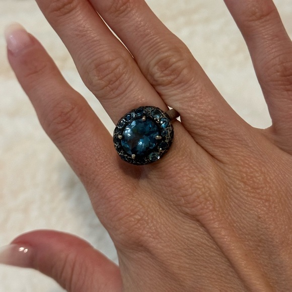 Stunning Blue Crystal Cocktail Ring - Picture 11 of 12